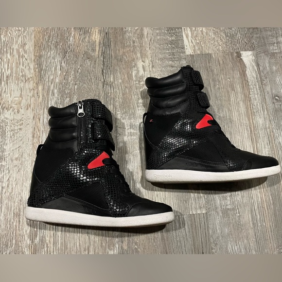 Reebook leather ankle sneaker.size 6 - Picture 2 of 6